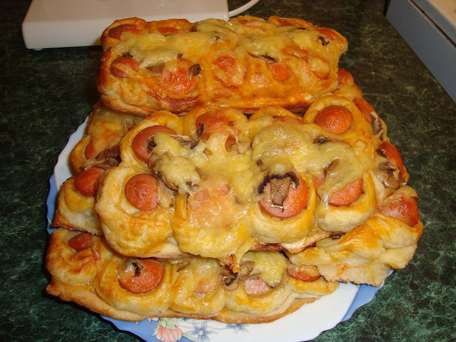Пицца с сосисками и сыром