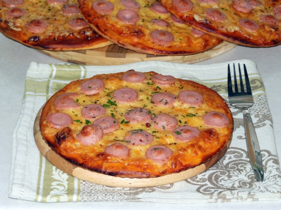 Пицца с сосисками