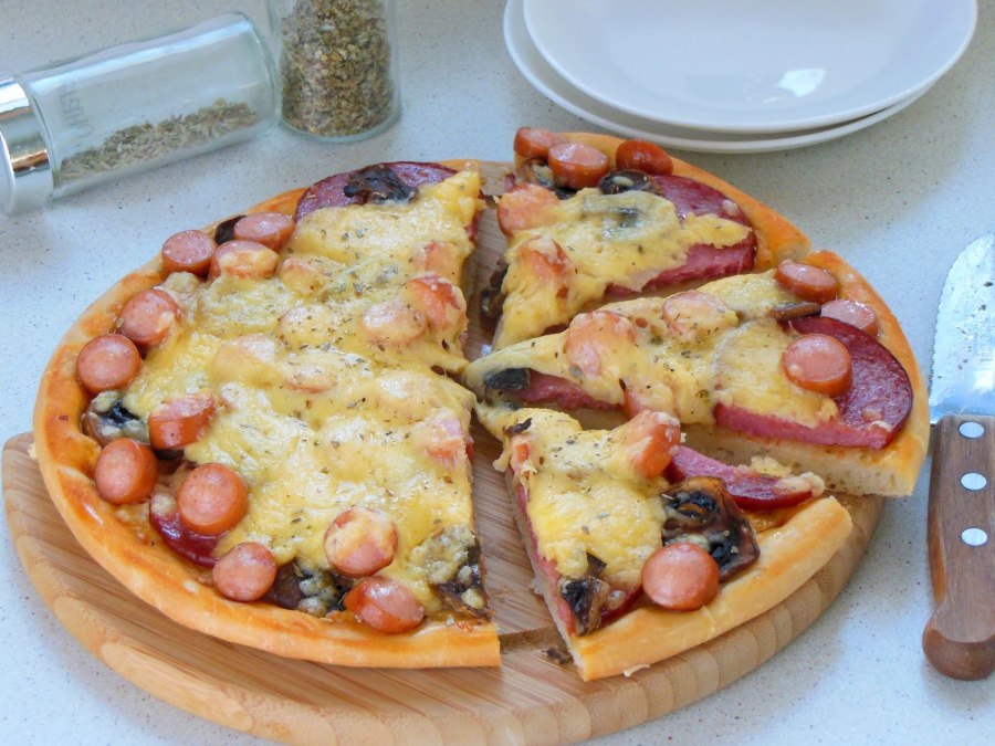 Пицца домашняя с сосисками