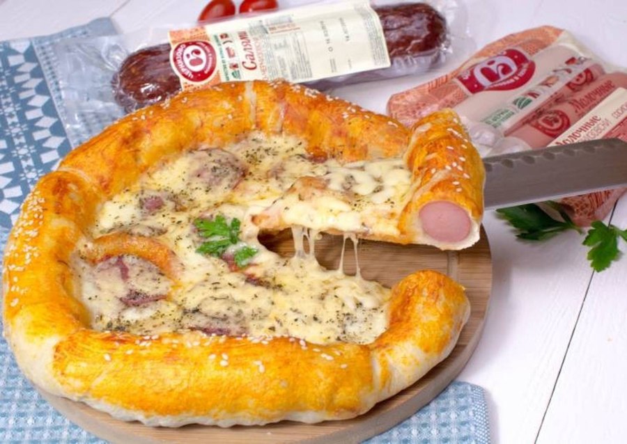 Пирог с сосисками и сыром