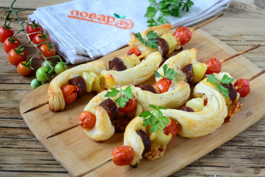 Пирог с сосисками и сыром