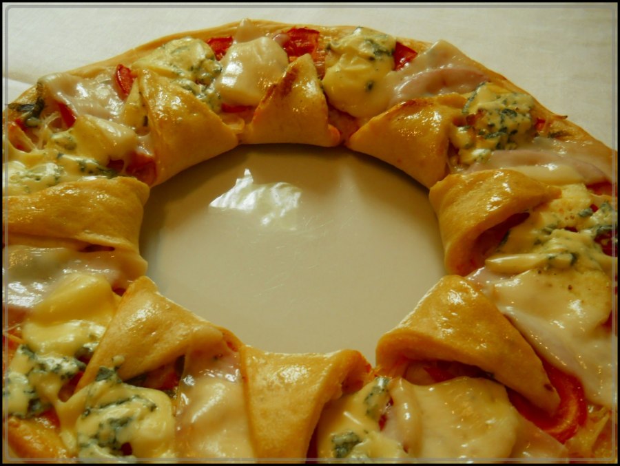 Булочка с сосиской и сыром