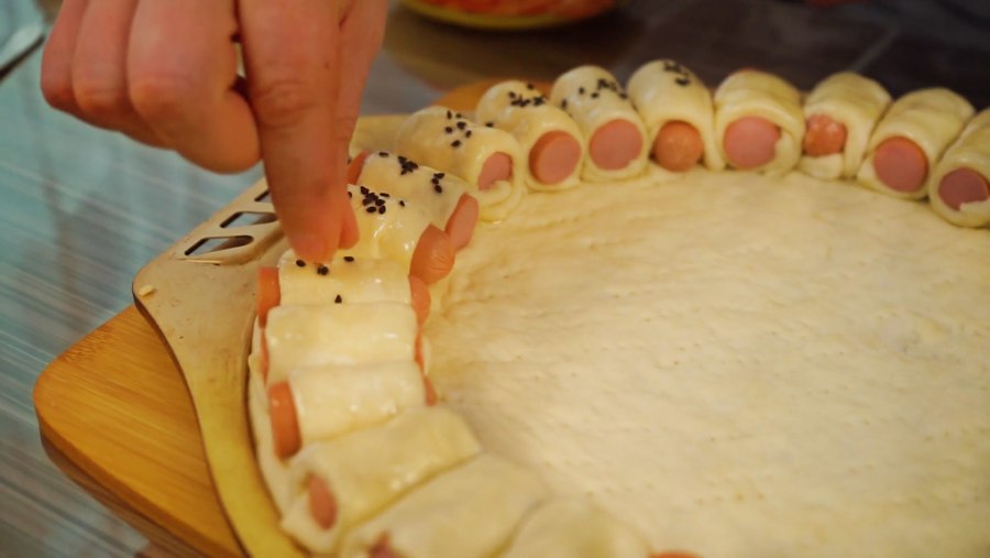 Мини пицца из сосиски теста