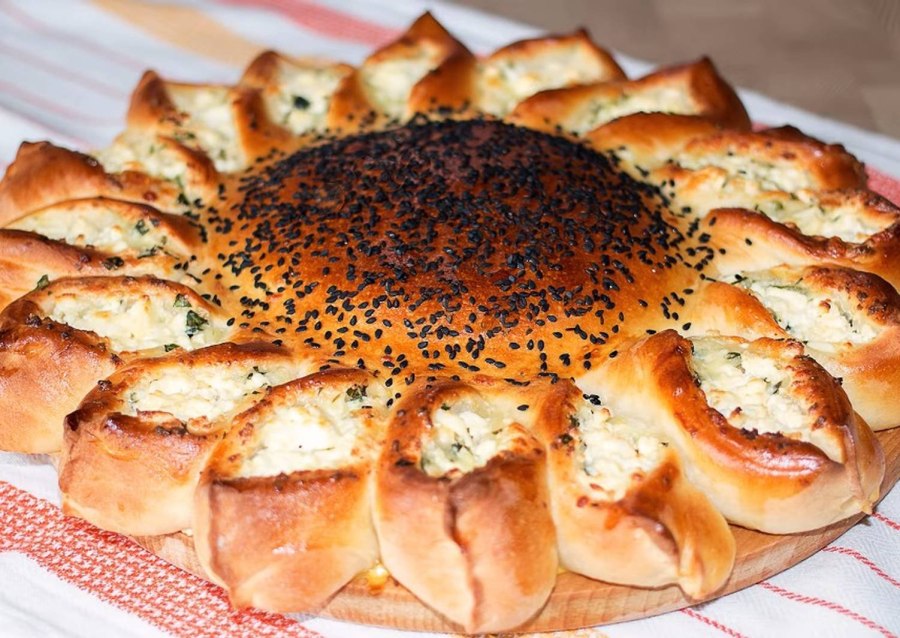 Пирог подсолнух с мясом и сыром