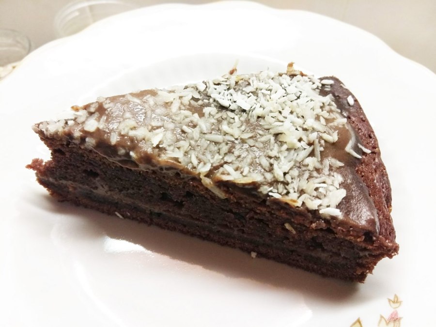 Шоколадный пирог с кокосовой стружкой