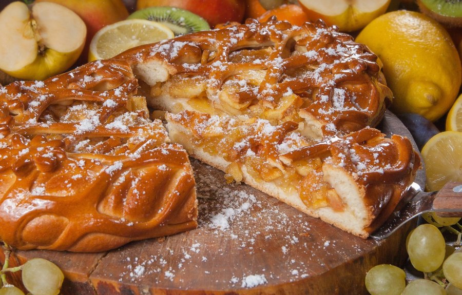 Кусок пирога с яблоками