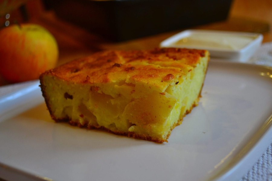 Сырная запеканка с яблоками