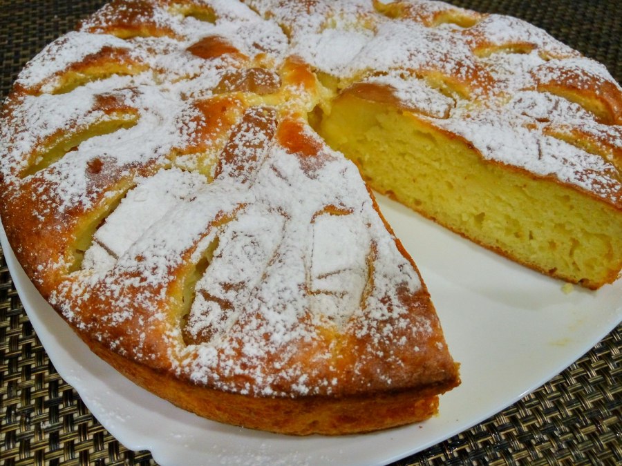 Шарлотка с творогом и яблоками в духовке