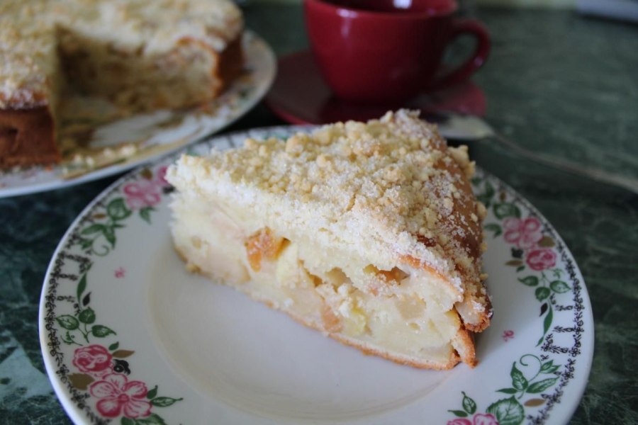 Пирог с яблоками и сметанной