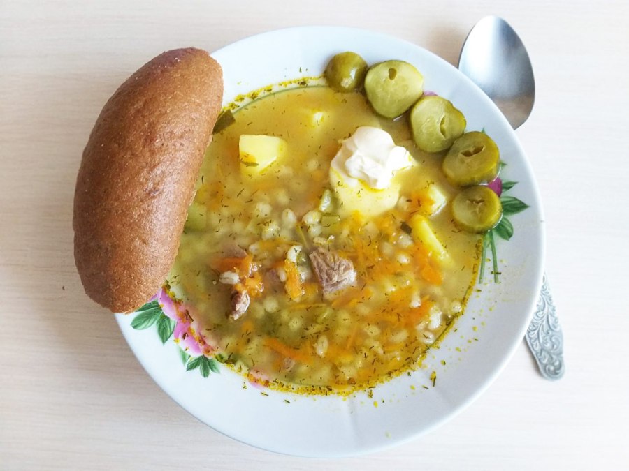 Суп с перловкой и солеными огурцами