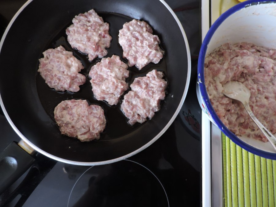 Выкладывать котлеты ложкой на сковороду