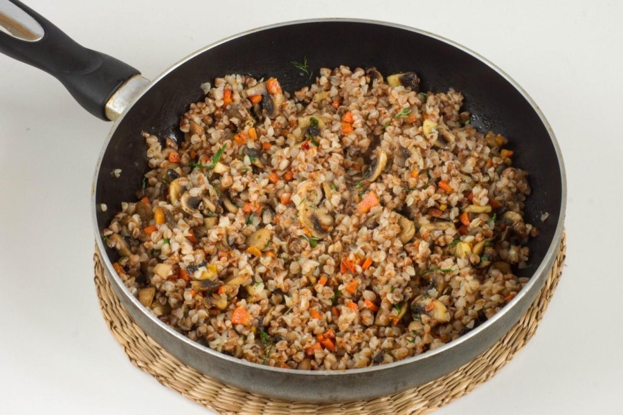 Каша гречневая с шампиньонами и овощами
