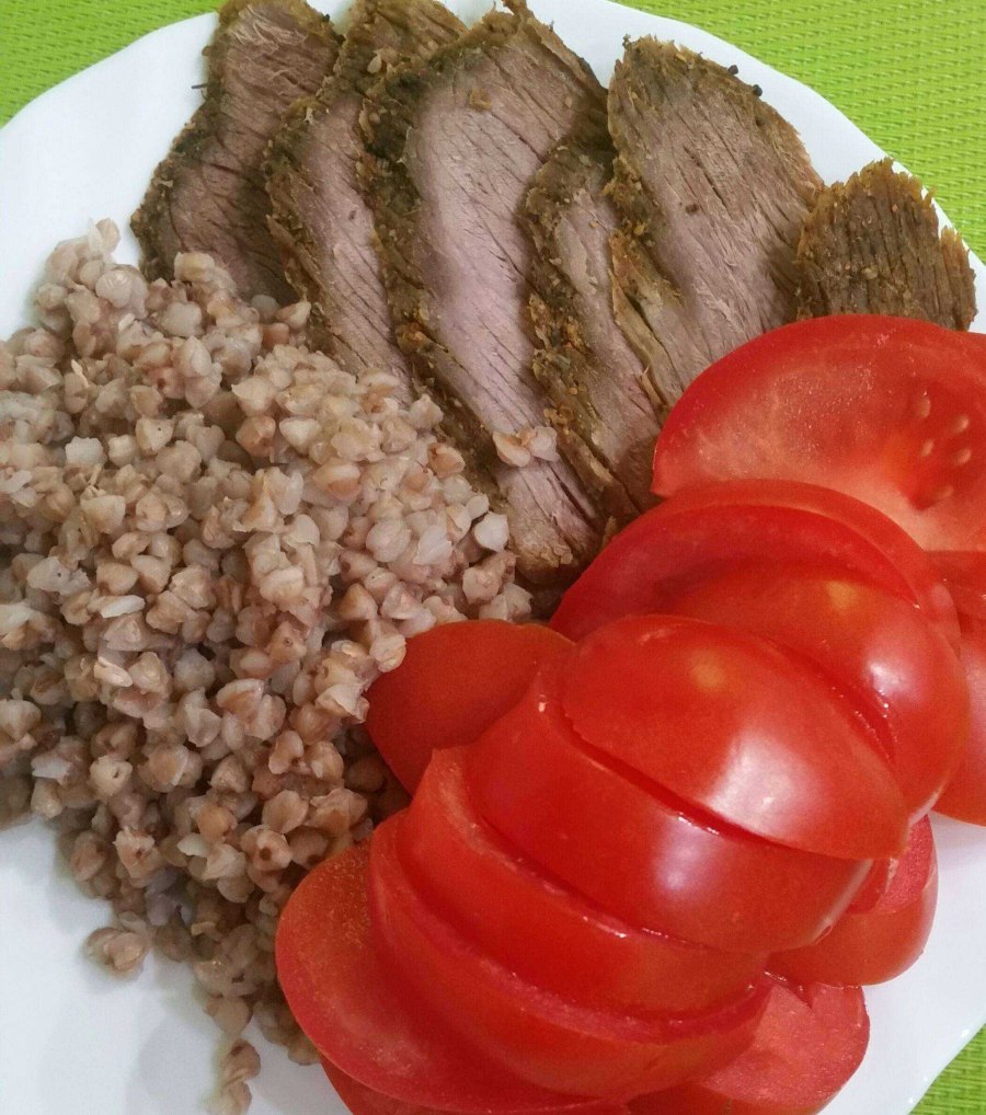 Говядина отварная с гречкой