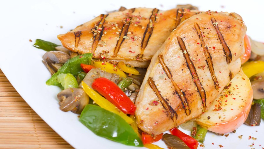 Куриная грудка с овощами гриль