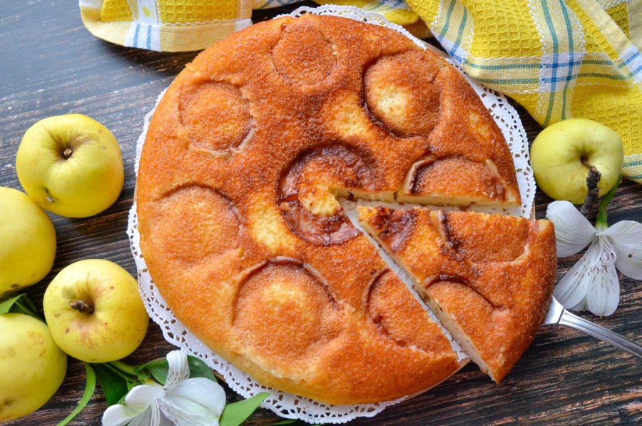 Пирог с яблоками на сковороде