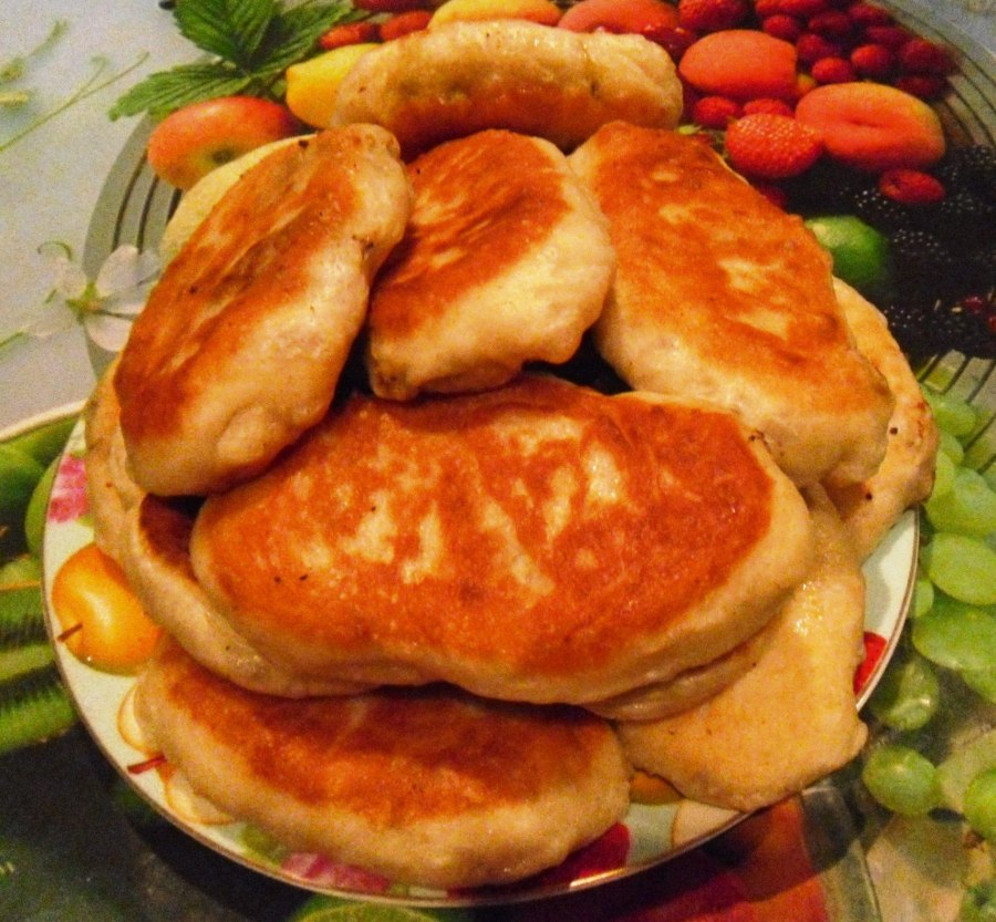 Пирожки жарятся на сковороде
