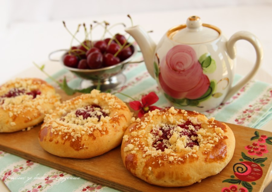 Открытый пирог с брусникой