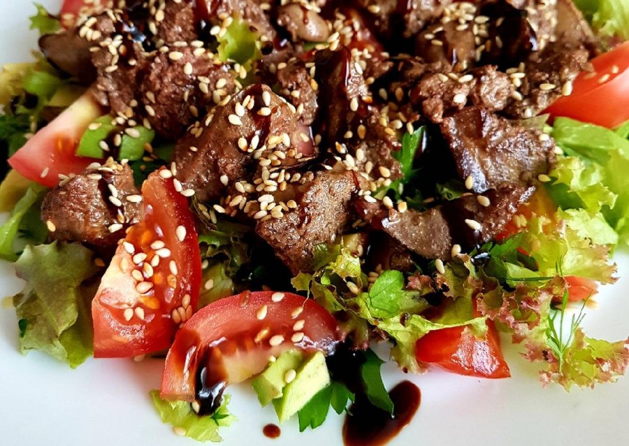 Теплый салат с куриной печенью