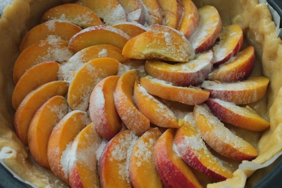 Торт корзинка с персиками