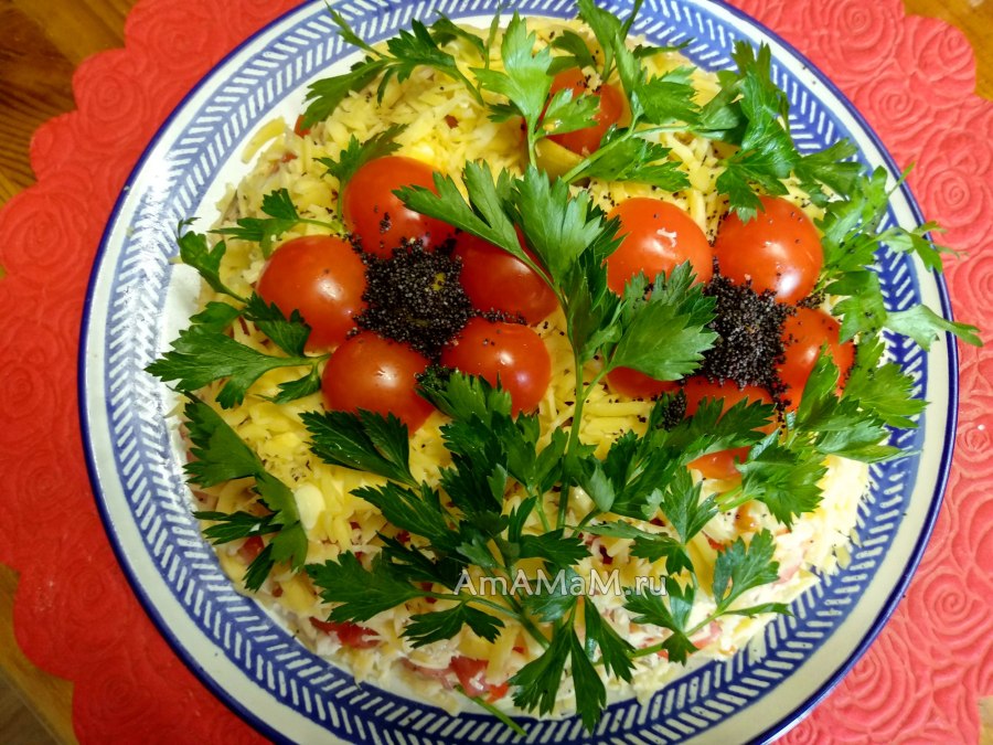Салат маковый с курицей и помидорами