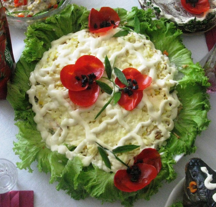Украшение салата помидорами