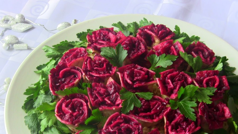 Украшения салатов с розой