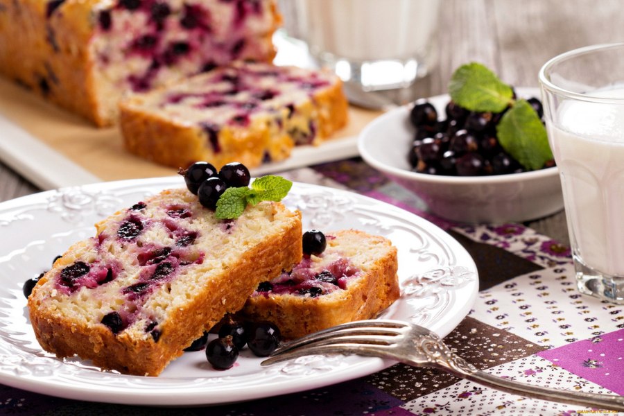 Пирог с черникой и творогом