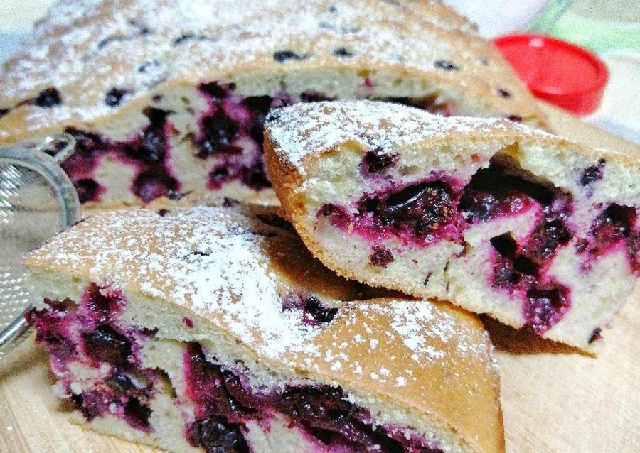 Песочный пирог с вишней и меренгой