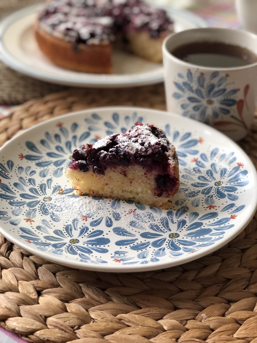 Синий пирог из смородины