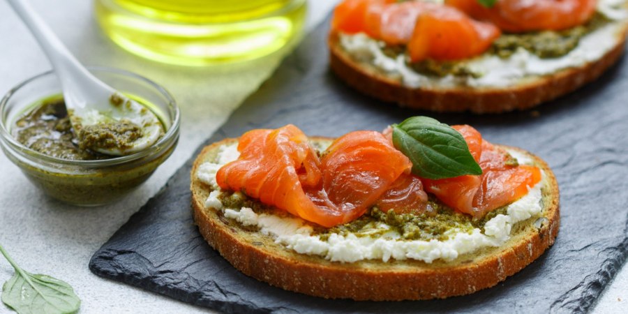 Бутерброды с песто и творожным сыром