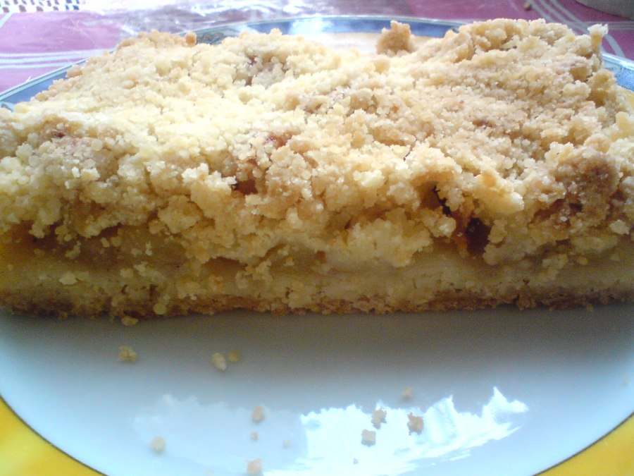 Песочный пирог с яблоками и крошкой