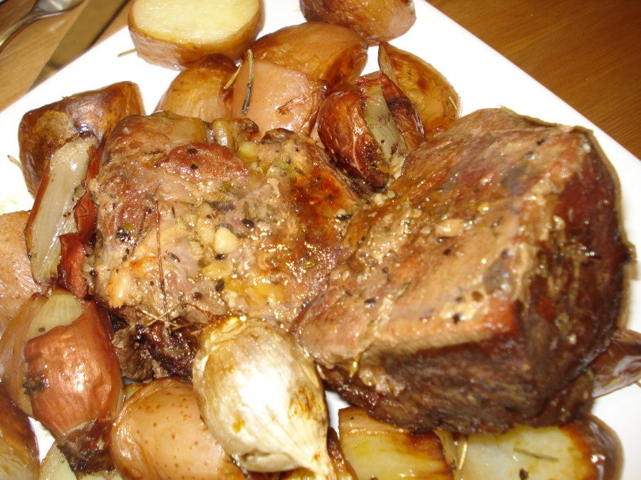 Говядина, запеченная под луковым соусом