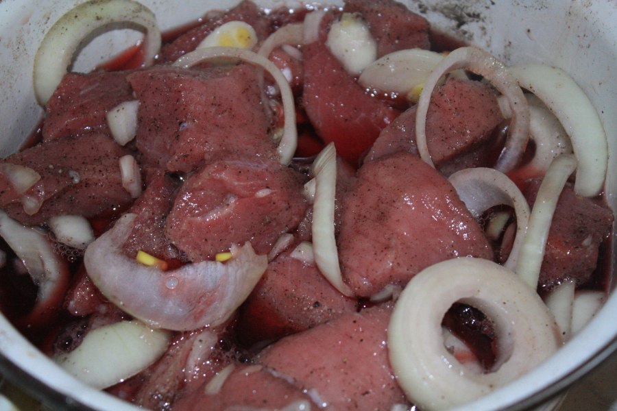 Шашлык с маринованным луком