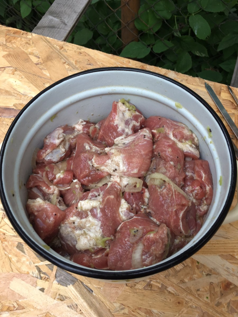 Мясо для шашлыка в кастрюле
