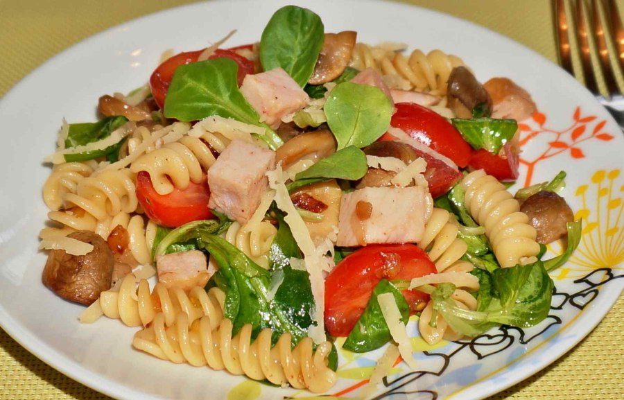 Салат из макарон с ветчиной и помидорами