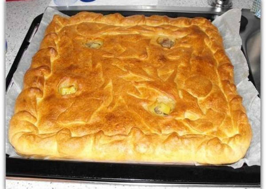 Дрожжевой пирог с мясом и картошкой