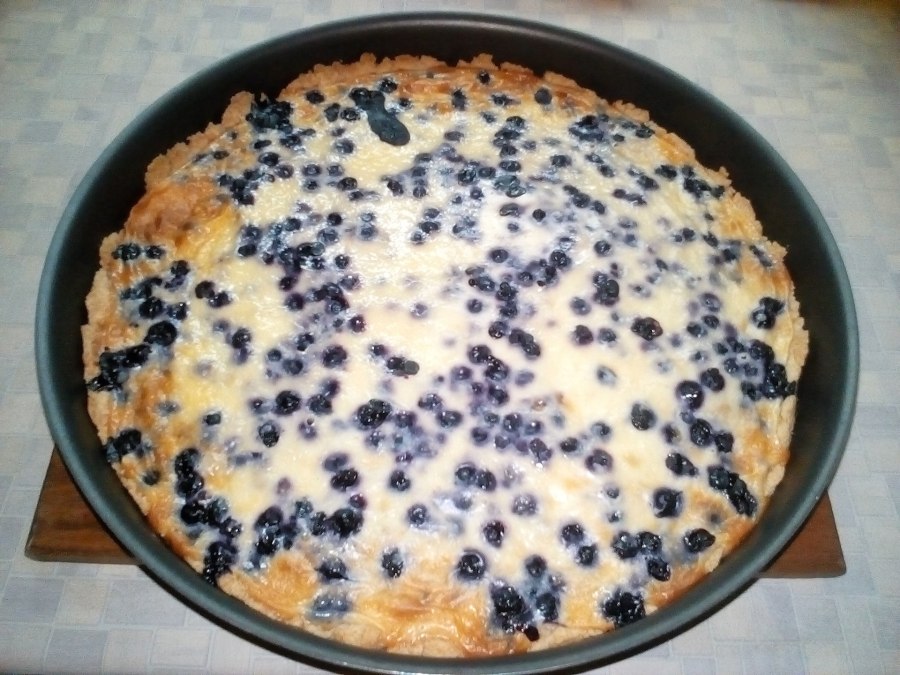Пирог с яблоком и брусникой