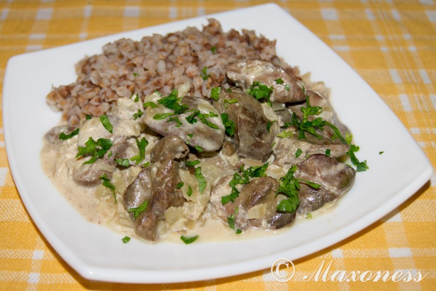 Куриная печень в сметане с луком