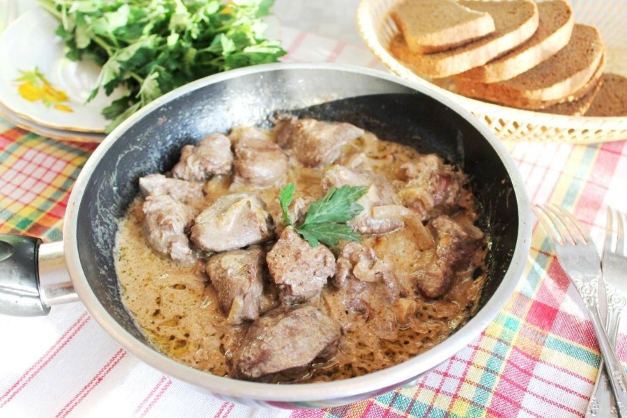Куриная печень в сметане с луком