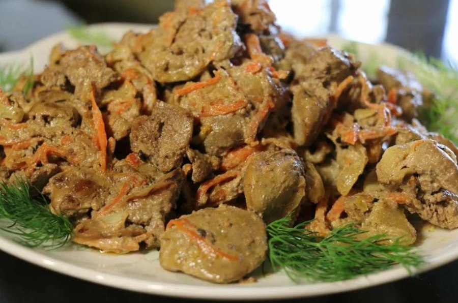 Печень куриная тушеная с луком и морковью