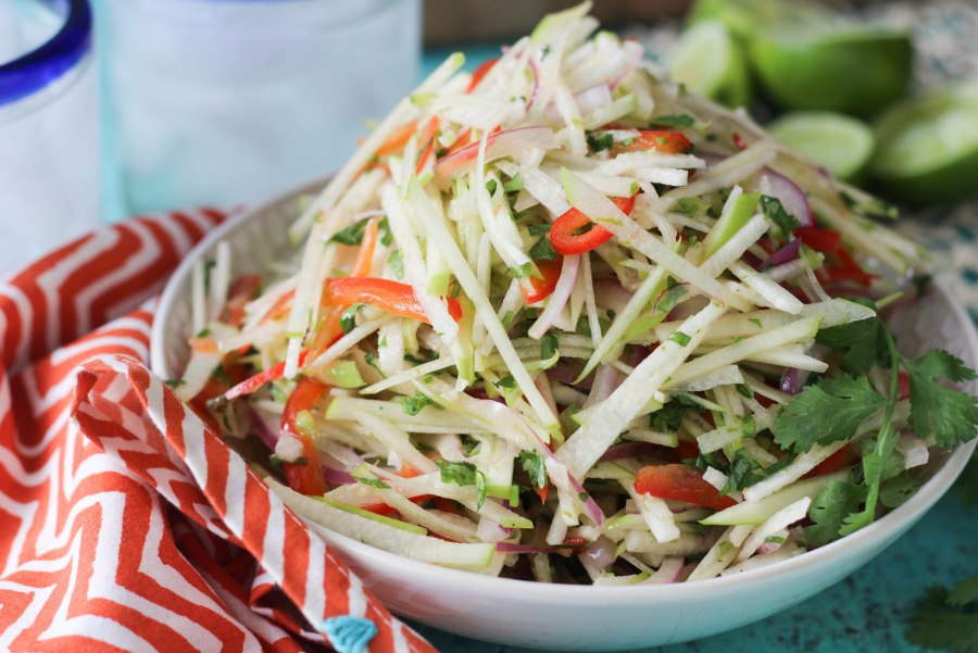 Салат с капустой и яблоком