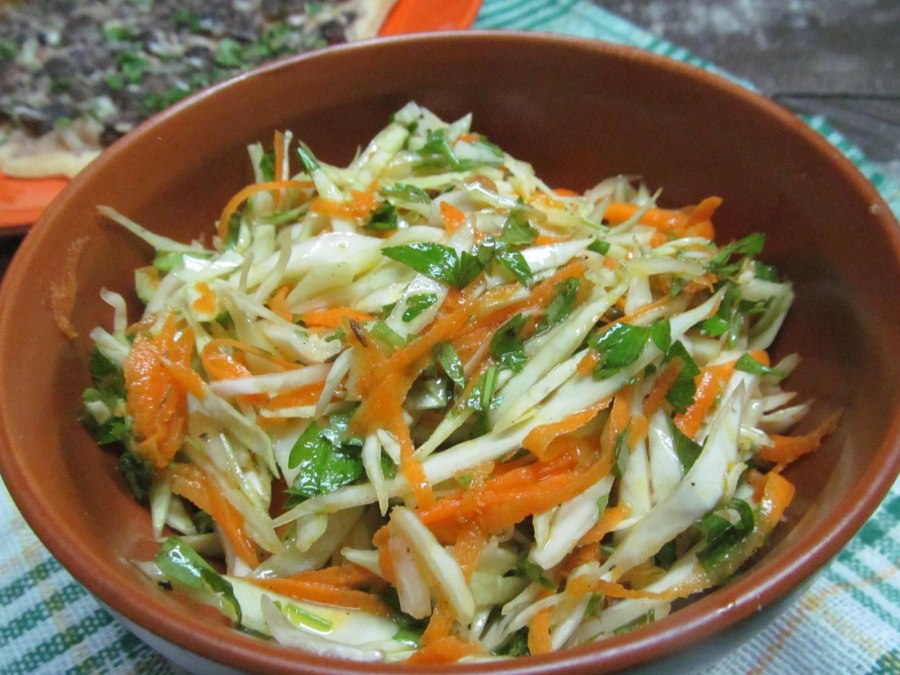 Салат с капустой и огурцом