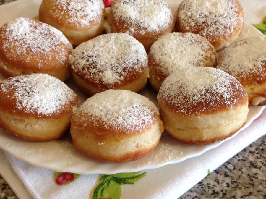 Берлинер со сгущенкой