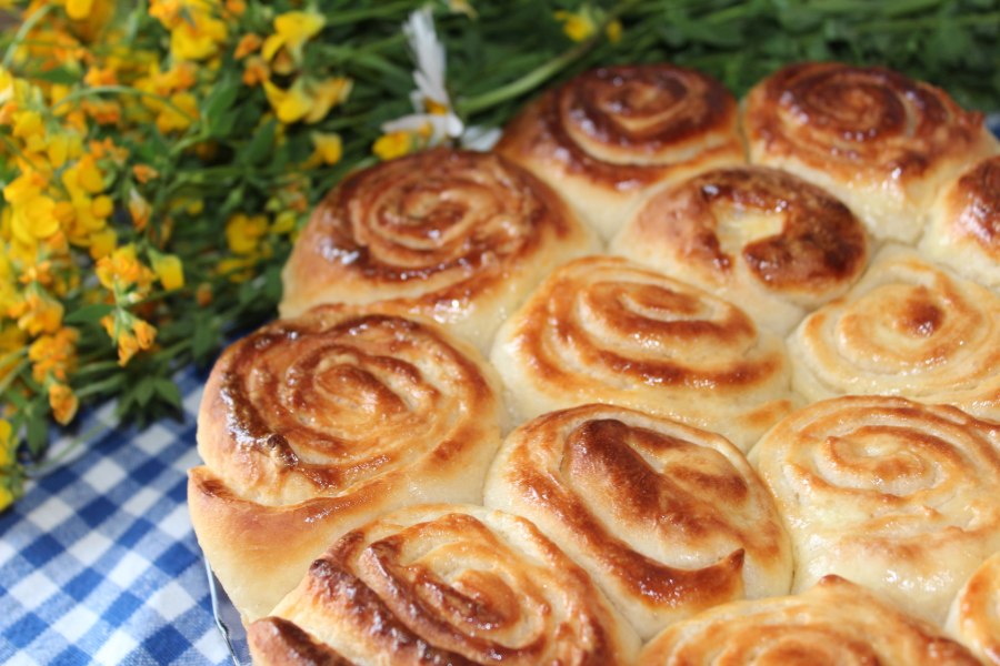 Сладкая выпечка булочки с заливкой
