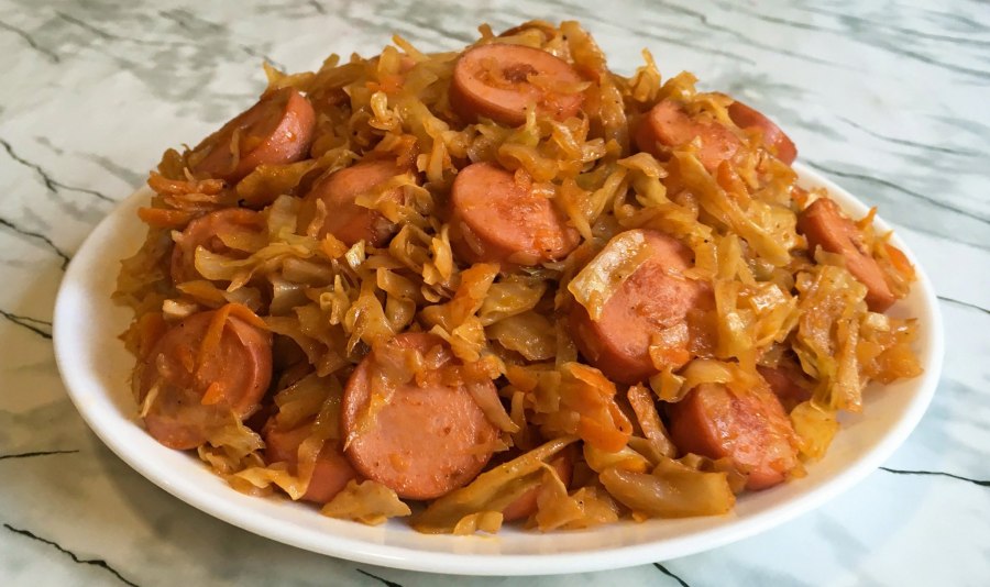 Тушёная капуста с сосисками