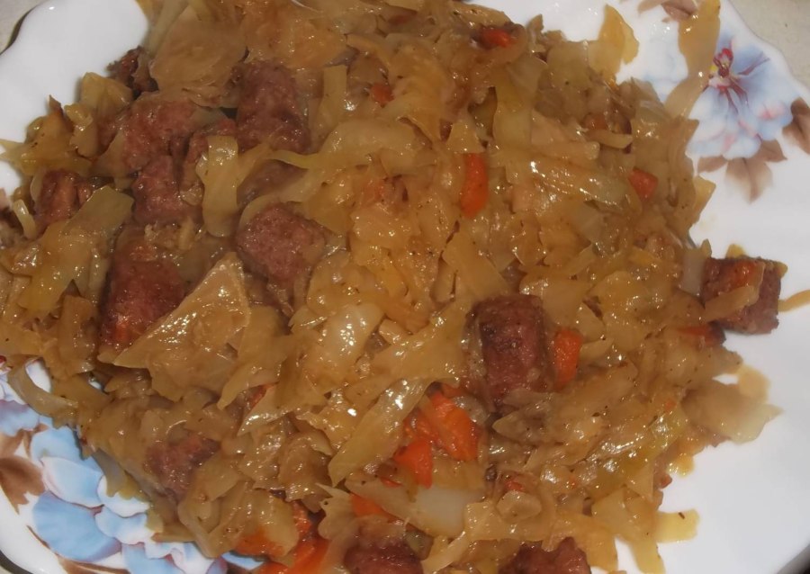 Бобовые с тушеной капустой