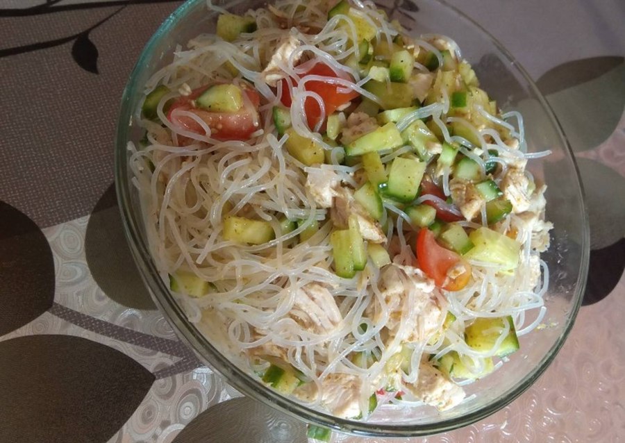 Салат фунчоза с курицей