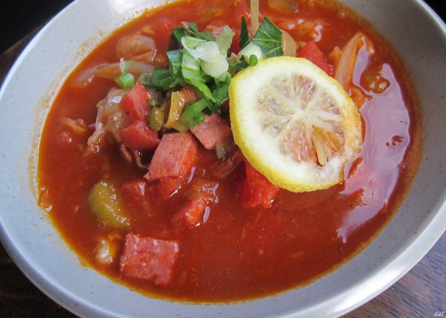 Солянка с колбасой и солеными огурцами