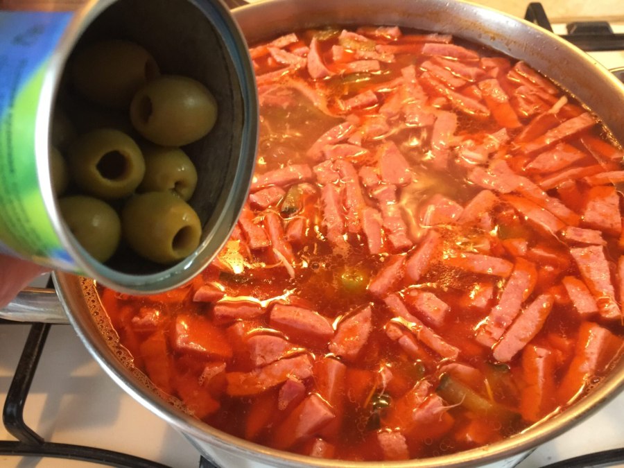Солянка с колбасой и капустой