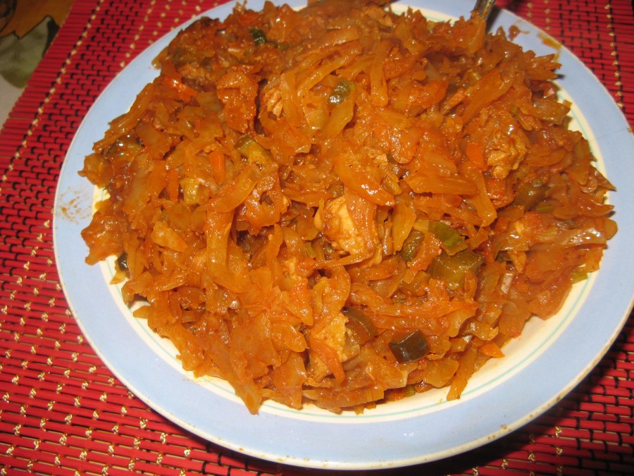 Свиные рёбрышки с капустой тушеные